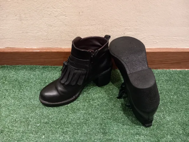 Botines negros con flecos para mujer