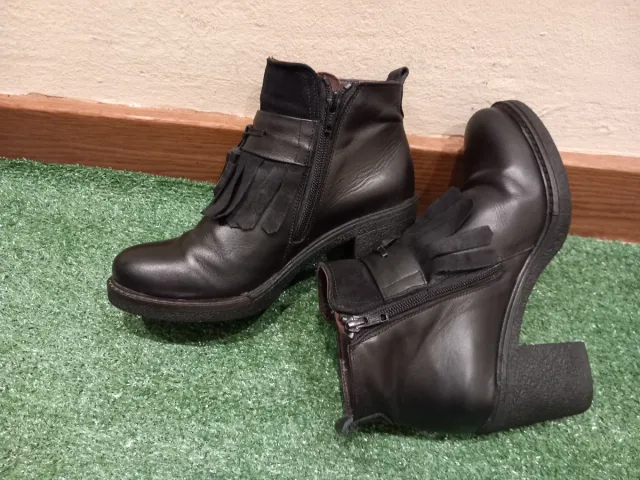 Botines negros con flecos para mujer