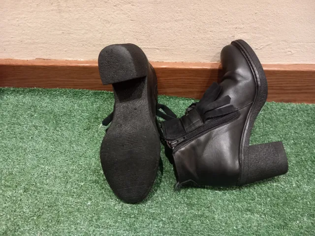 Botines negros con flecos para mujer