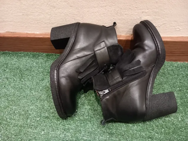 Botines negros con flecos para mujer