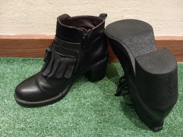 Botines negros con flecos para mujer