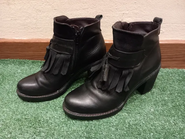 Botines negros con flecos para mujer