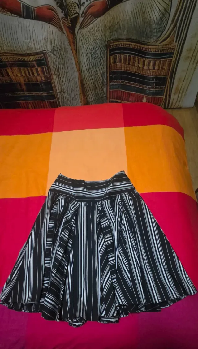 Falda vuelo rayas negras y blancas