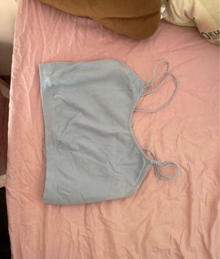 Top azul con espalda de encaje