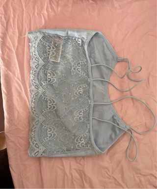 Top azul con espalda de encaje