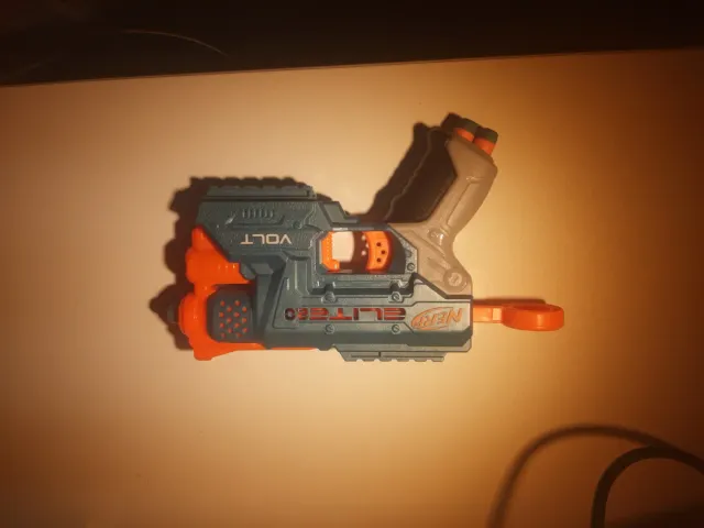 Pistola Nerf Volt Elite 2.0 con mira laser