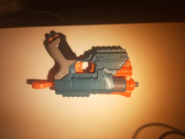 Pistola Nerf Volt Elite 2.0 con mira laser