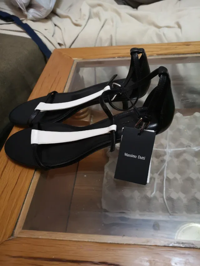 Sandalias T-Strap Negras y Blancas