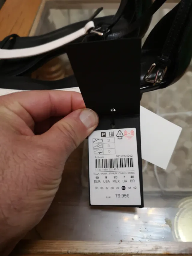 Sandalias T-Strap Negras y Blancas