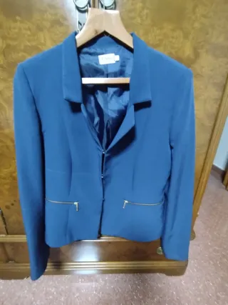 Americana azul con cremalleras doradas