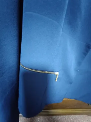 Americana azul con cremalleras doradas