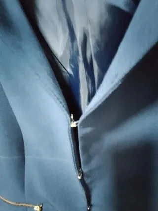 Americana azul con cremalleras doradas