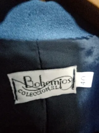 Americana azul con cremalleras doradas