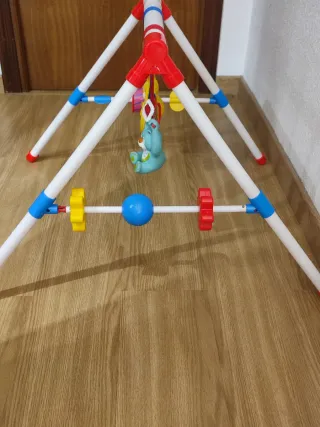 Gimnasio para bebé con juguetes