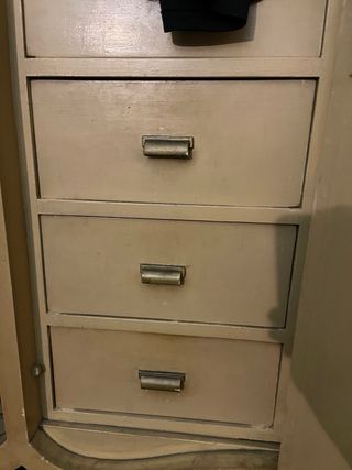 Armario vintage - hay que arreglar dos patas.