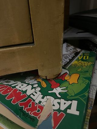 Armario vintage - hay que arreglar dos patas.