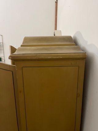 Armario vintage - hay que arreglar dos patas.
