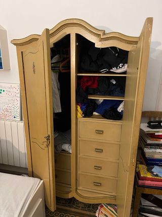 Armario vintage - hay que arreglar dos patas.