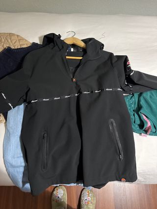 Chubasquero Ellesse Negro Talla S chico