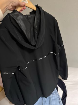 Chubasquero Ellesse Negro Talla S chico
