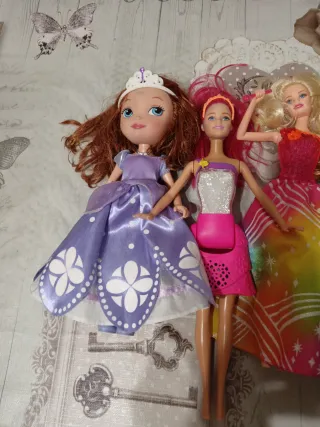 Lote de ocho muñecas Barbie