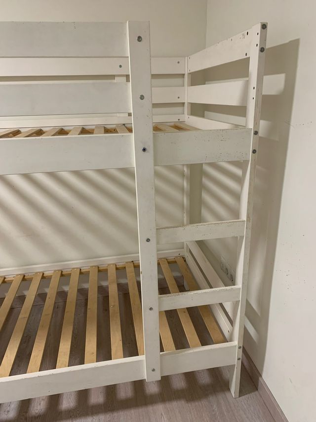 Litera blanca de madera