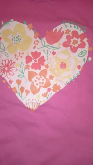 Camiseta rosa con corazón floral