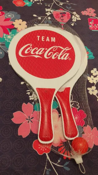 Raquetas Coca cola y pelota