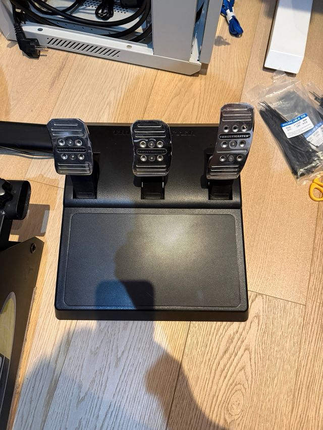 Asiento Playseat + Volante Thrustmaster 599XX EVO