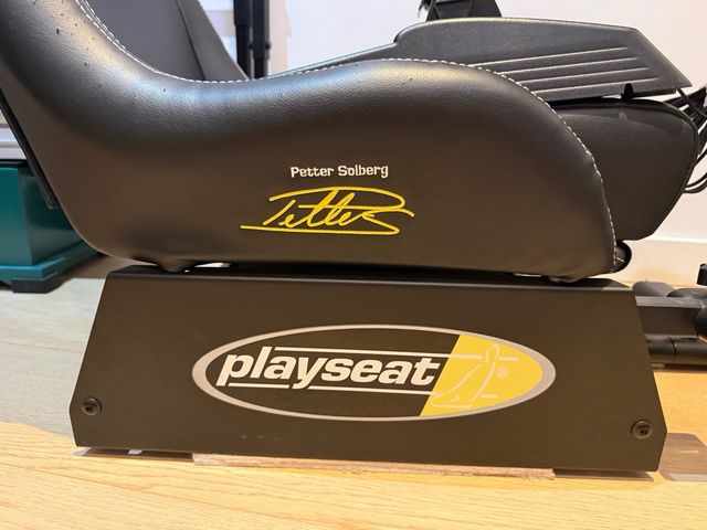 Asiento Playseat + Volante Thrustmaster 599XX EVO