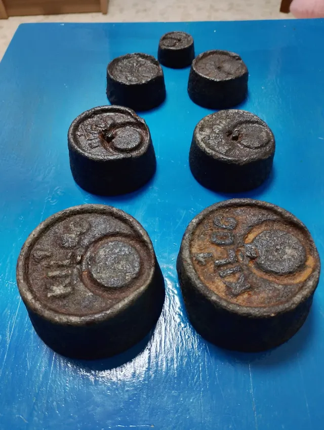 Conjunto de pesas antigas de ferro