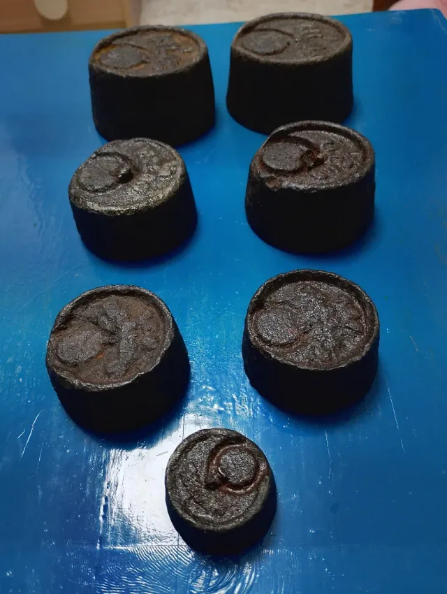 Conjunto de pesas antigas de ferro