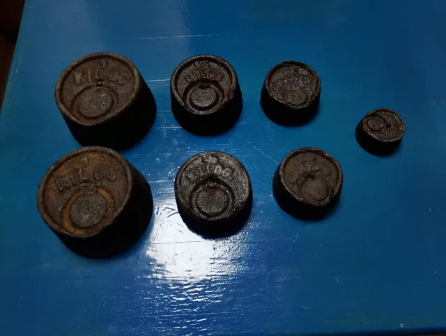 Conjunto de pesas antigas de ferro