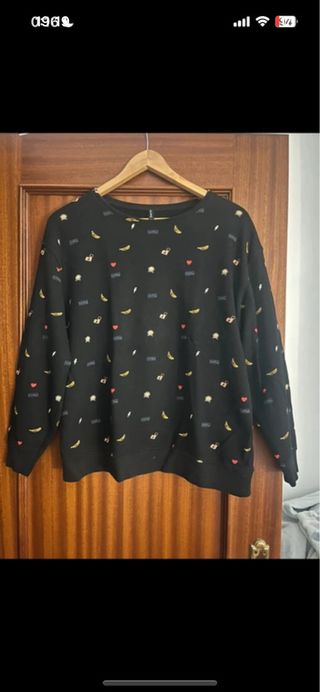 Sudadera Stradivarius negra con estampado