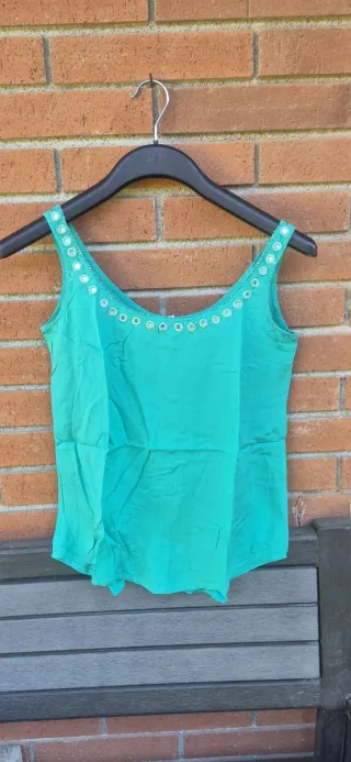 Camiseta verde con adornos