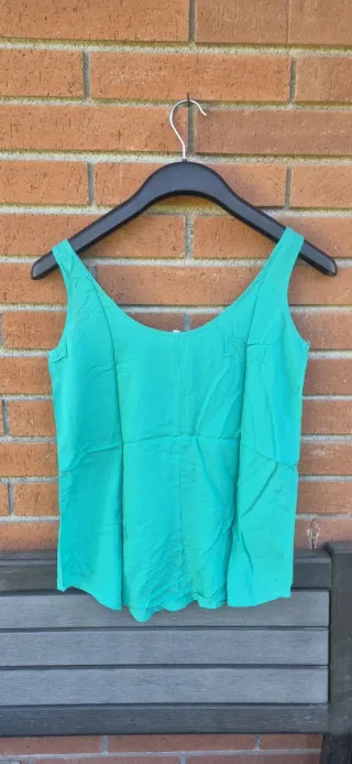 Camiseta verde con adornos