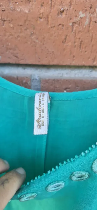 Camiseta verde con adornos