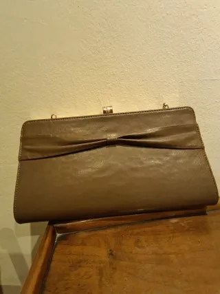 Bolso de mano marrón con lazo