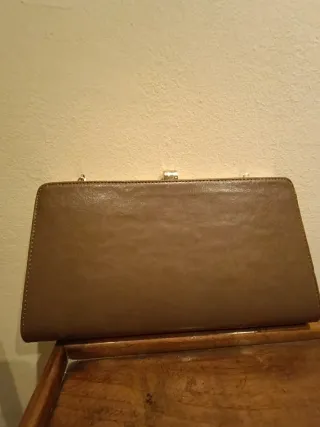 Bolso de mano marrón con lazo