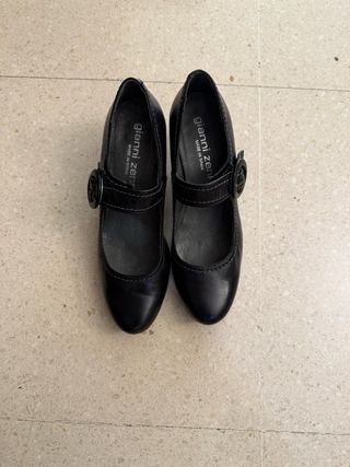 zapatos de tacón negros