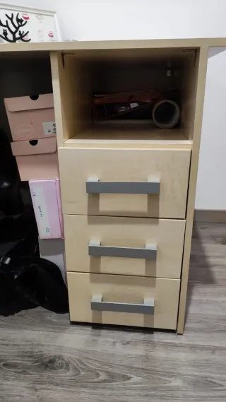 Escritorio de madera y silla de oficina