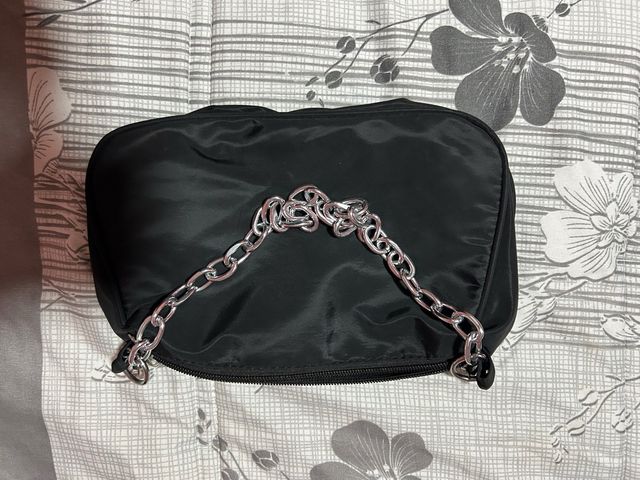 Bolso negro con cadena plateada