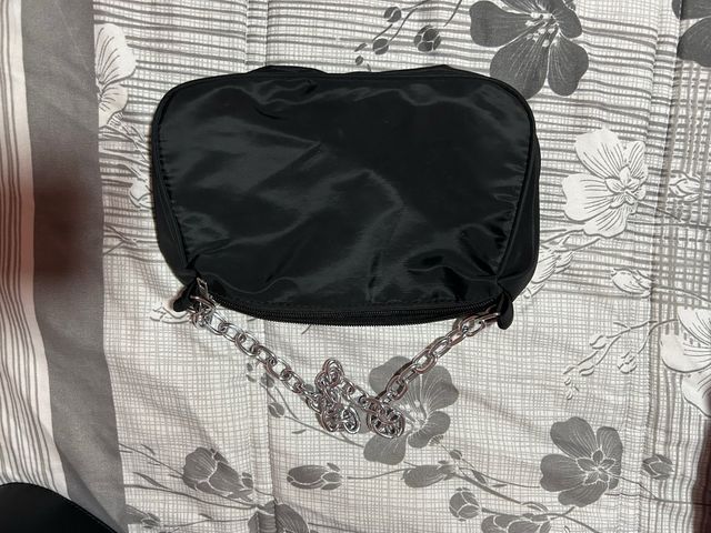 Bolso negro con cadena plateada