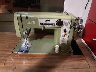 Máquina de coser Alfa antigua