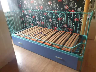 Cama doble estilo vintage azul y turquesa