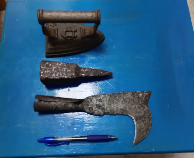Plancha antiga e ferramentas
