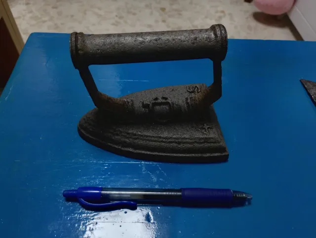 Plancha antiga e ferramentas