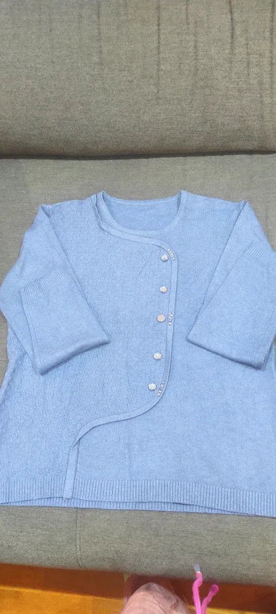 Suéter azul con detalles brillantes