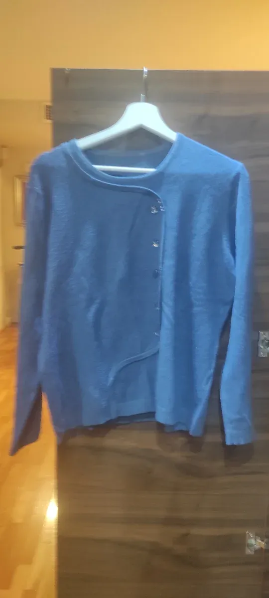 Suéter azul con detalles brillantes