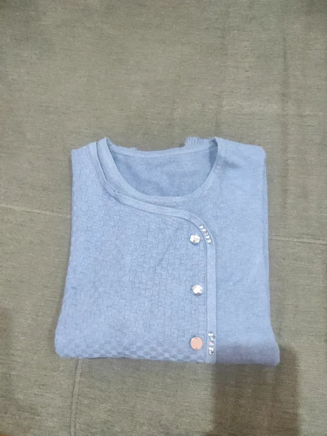 Suéter azul con detalles brillantes